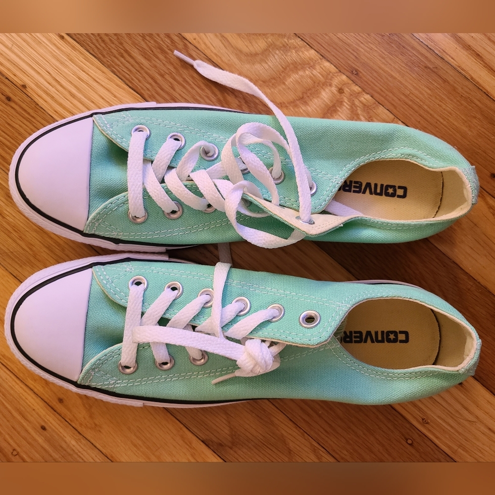 NIB Converse tennis shoes
